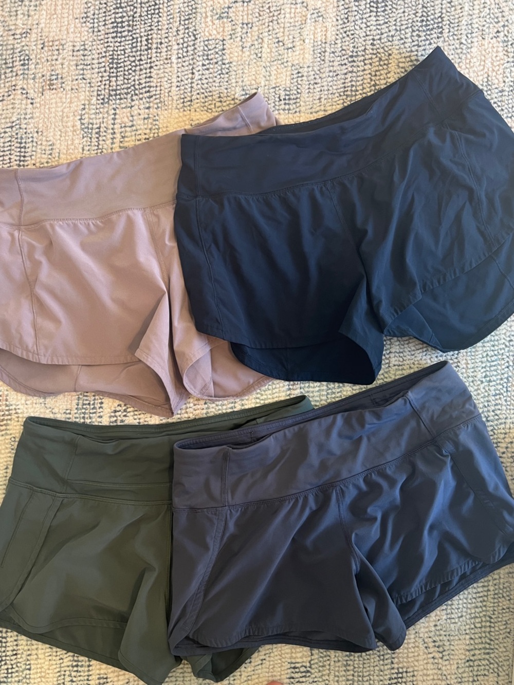 Lululemon Lot Women’s Shorts sz 6 4in inseam - Picture 2 of 2